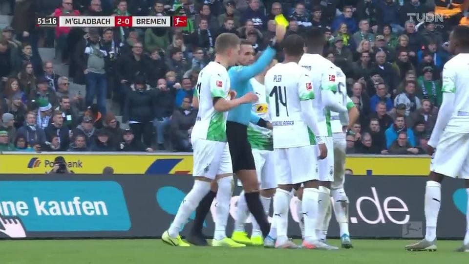 Tarjeta amarilla. El árbitro amonesta a Ramy Bensebaini de Borussia Mönchengladbach