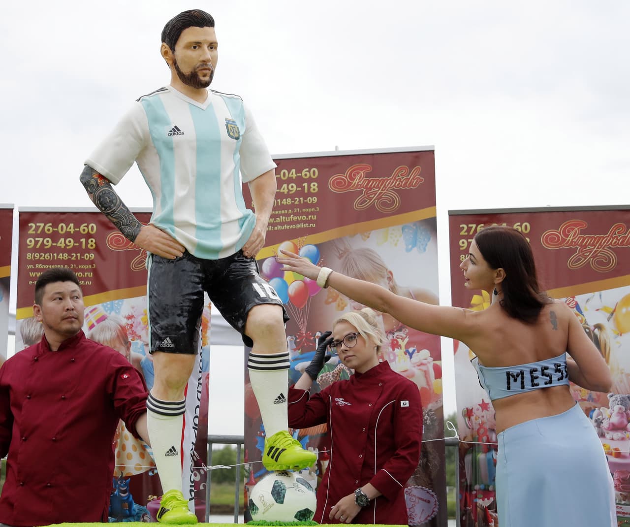 Pero no fue el único festejo alusico al astro argentino. En la localidad de Bronnitsy, a 60 kilómetros de Moscú y donde se concentra la albiceleste, hicieron un pastel para Lio de tamaño real.