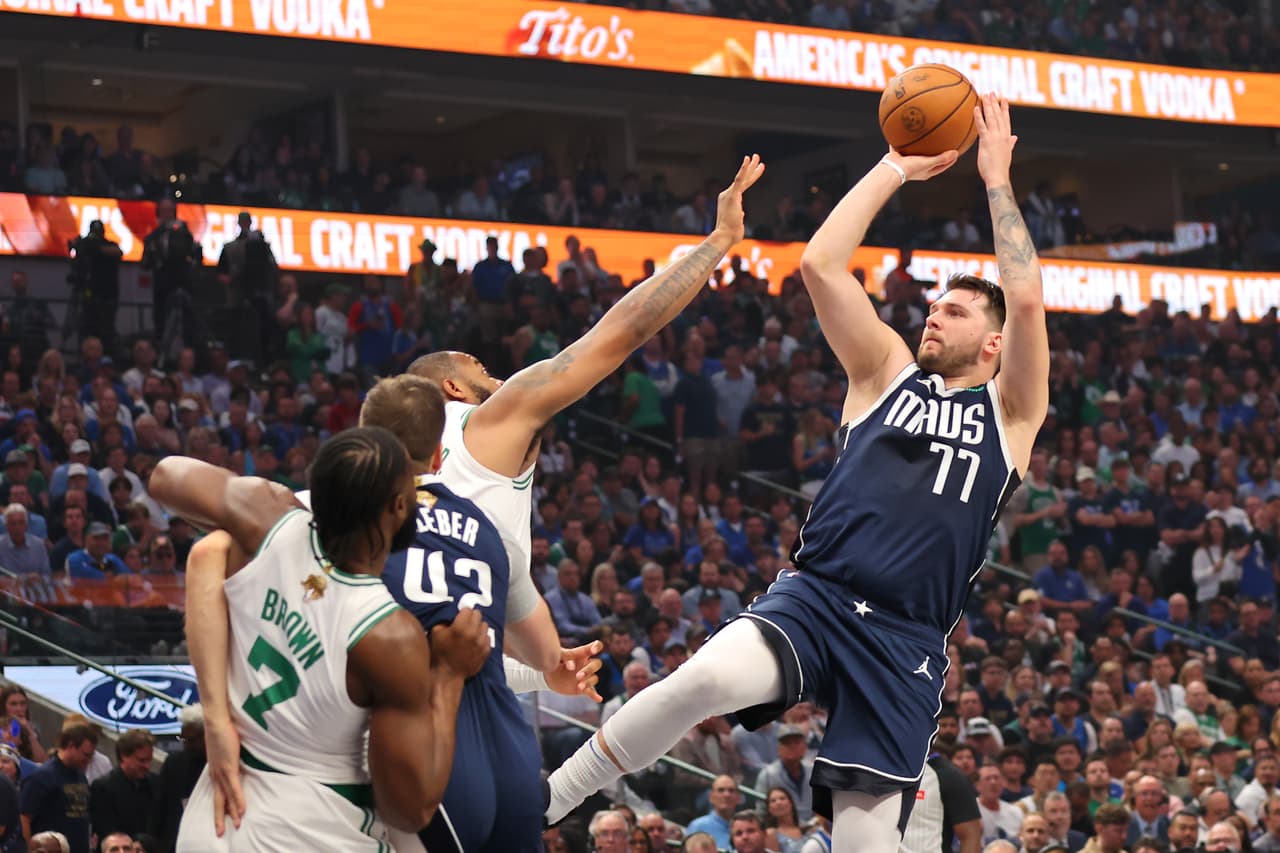 Dallas Mavericks vencen a Boston Celtics y tienen vida en las NBA Finals