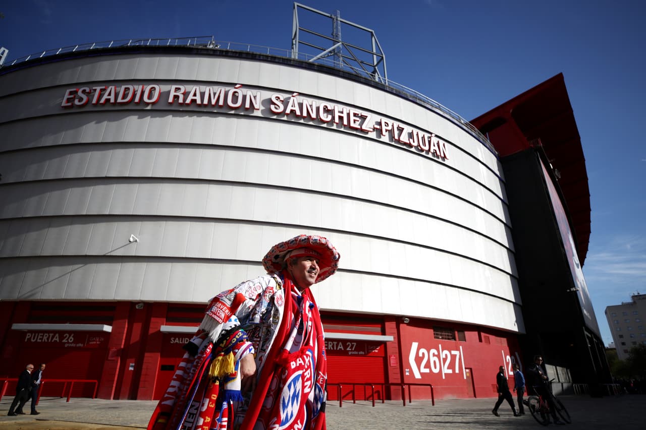 Los aficionados del Sevilla y los del Bayern Múnich se juntaron en el Ramón Sánchez Pizjuán para presenciar el duelo de cuartos de final de la Champions League. Mucho colorido, alegría y buen ambiente en la capital de Andalucía.