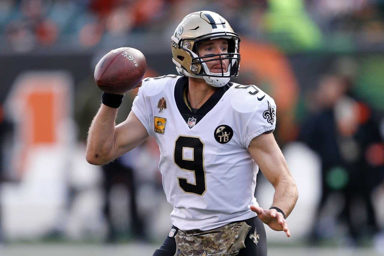 Drew Brees completó 22 de 25 pases para 265 yardas con tres envíos de touchdown y sin intercepciones ni capturas.