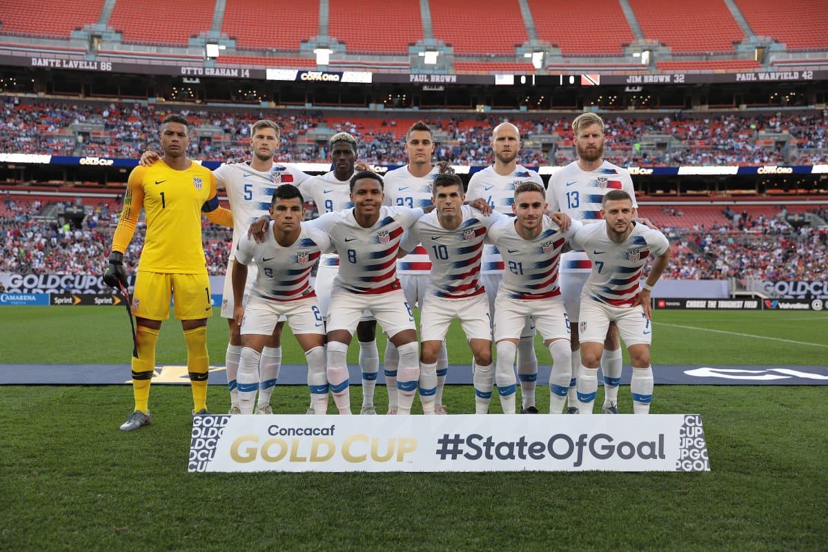 Estados Unidos formó con Zach Steffen; Tim Ream, Walker Zimmerman, Aaron Long, Nick Lima, Michael Bradley, Paul Arriola, Christian Pulisic, Weston McKennie; Tyler Boyd y Gyasi Zardes.