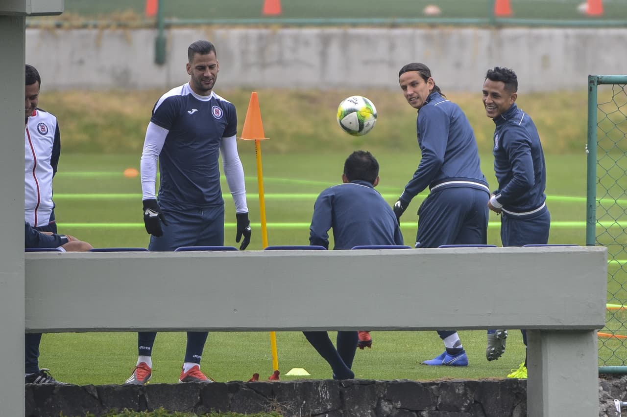 Cruz Azul, encabezado por el técnico Pedro Caixinha, vive un momento de reflexión luego de apenas sumar un punto de 6 posibles en el Clausura 2019. Por eso, el trabajo duro y la unidad son constante ahora.