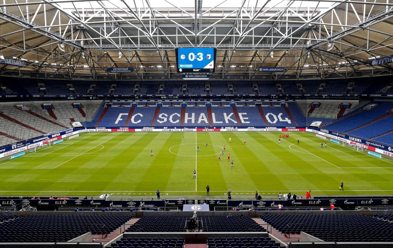 <b>Veltins-Arena en Gelsenkirchen, Alemania</b>
<br>- Una vista panorámica del estadio del FC Schalke 04 durante el patido ante FC Augsburg.
<br>- Sorpresivamente el marcador indica el 0-3 a favor del equipo visitante, así concluyó el marcador.