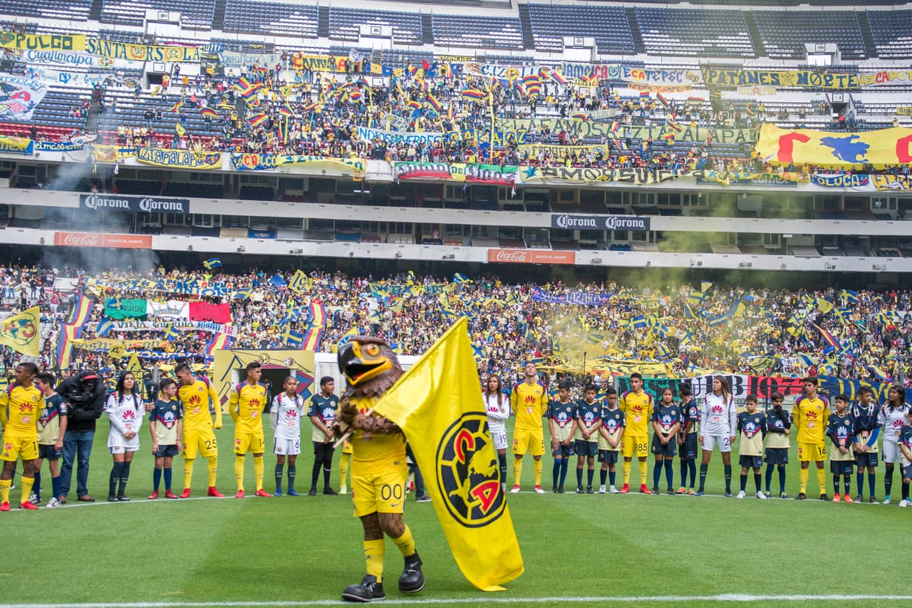 Las Águilas, tanto el equipo varonil y femenil, convivieron con los aficionados y se tomaron la foto oficial con ellos en el Estadio Azteca.