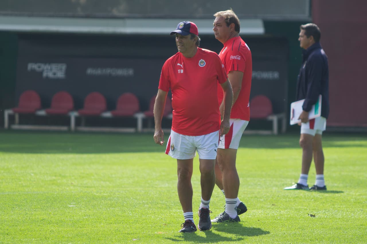 El entrenamiento de Chivas de Guadalajara estuvo marcado por el anuncio de que Oribe Peralta, goleador del gran rival América, será parte de la plantilla para el Apertura 2019.