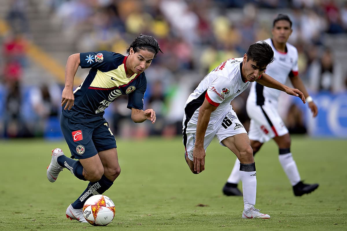 El delantero juvenil del América Diego Lainez (izquierda) ingresó al minuto 62 del encuentro.