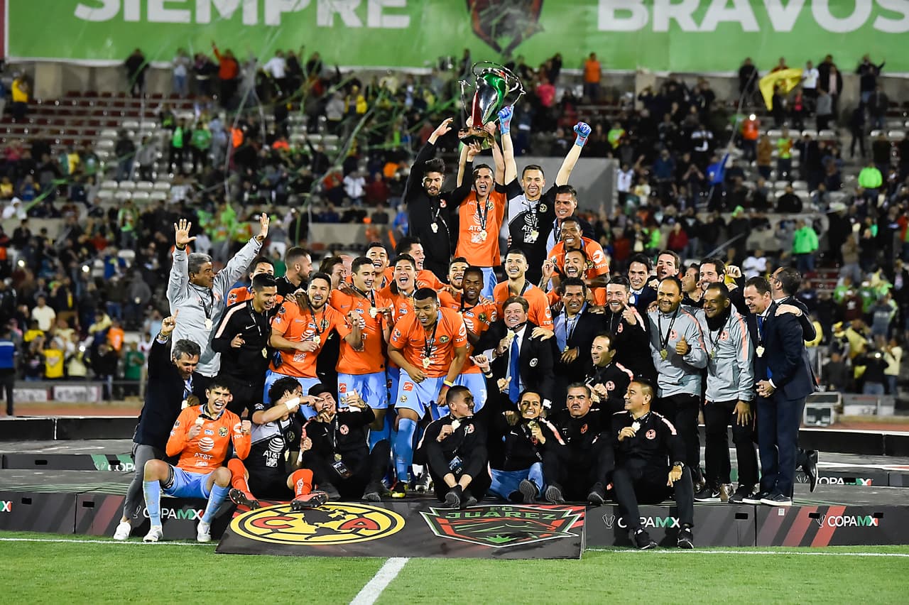 Así festejaron los integrantes de las Águilas del América y su cuerpo técnico luego de conquistar la Copa MX. Fue un festejo efusivo porque gana el torneo 45 años después.