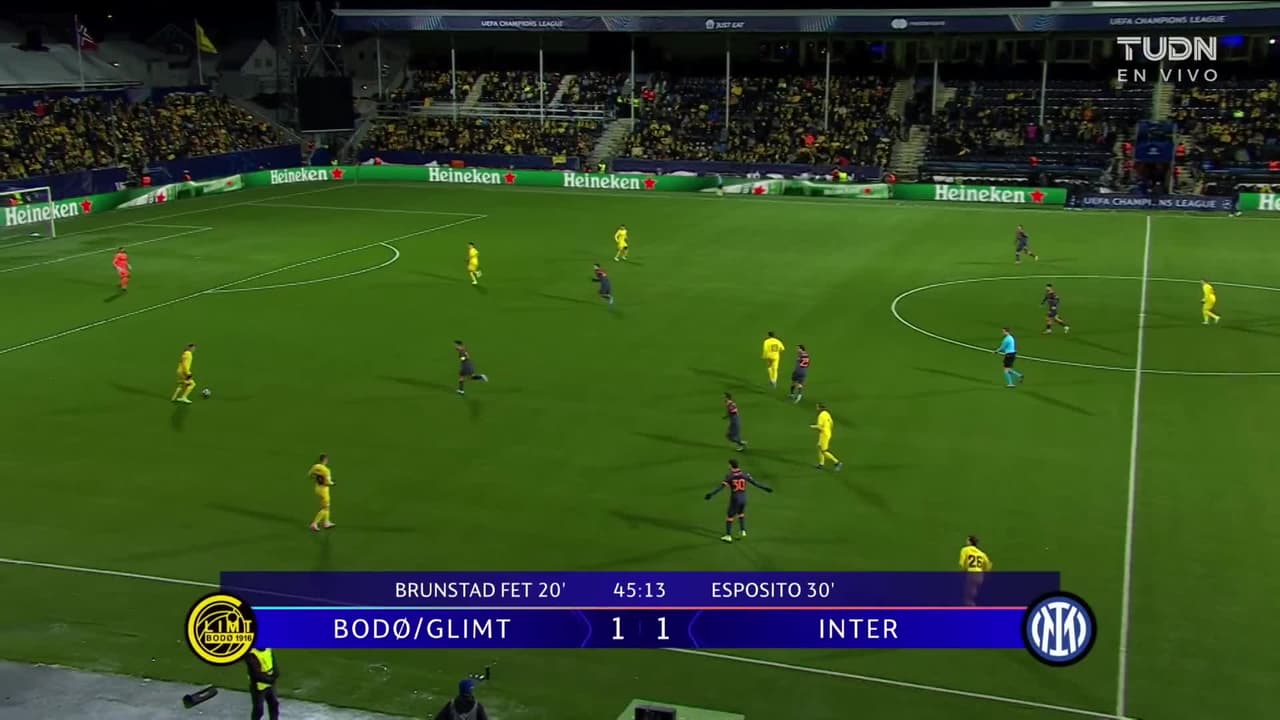 ¡CERCA! Lautaro Martínez disparó que se estrella en el poste.