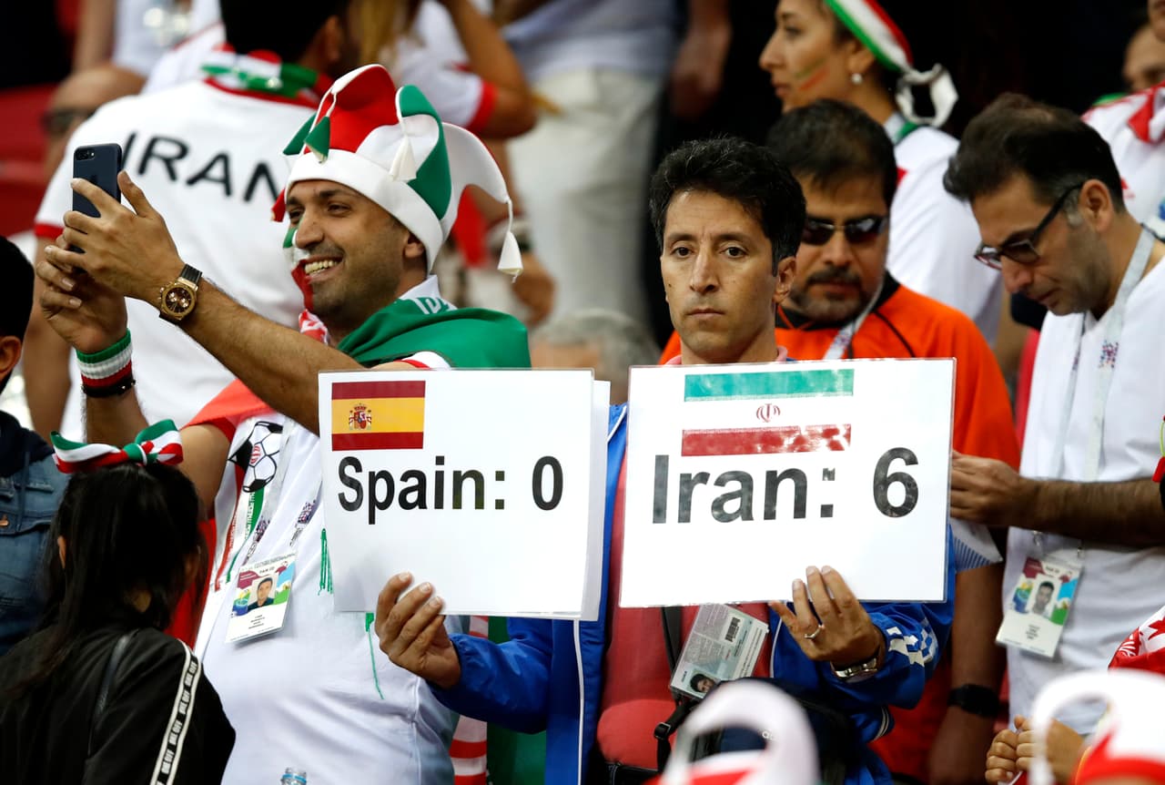 La pasión, alegría y colorido fueron expresados por los hinchas de España e Irán en medio del partido del grupo B entre ambas selecciones por el Mundial de Rusia 2018.