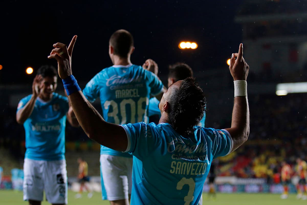 El delantero brasileño naturalizado mexicano, Camilo Sanvezzo, llegó a cinco anotaciones en la tabla de goleo.