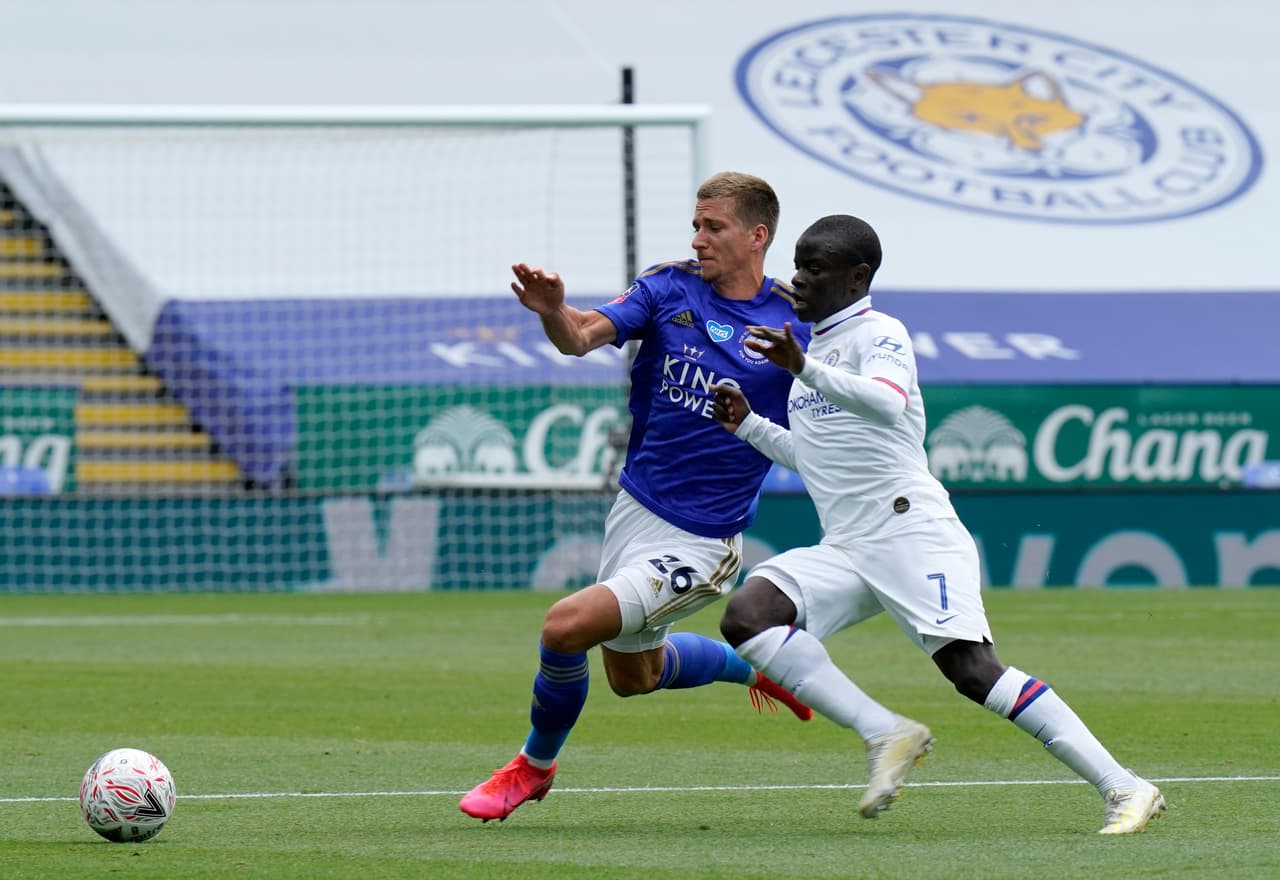 Dennis Praet pierde la bola con el motorcito y muro del Chelsea: N'Golo Kante.
