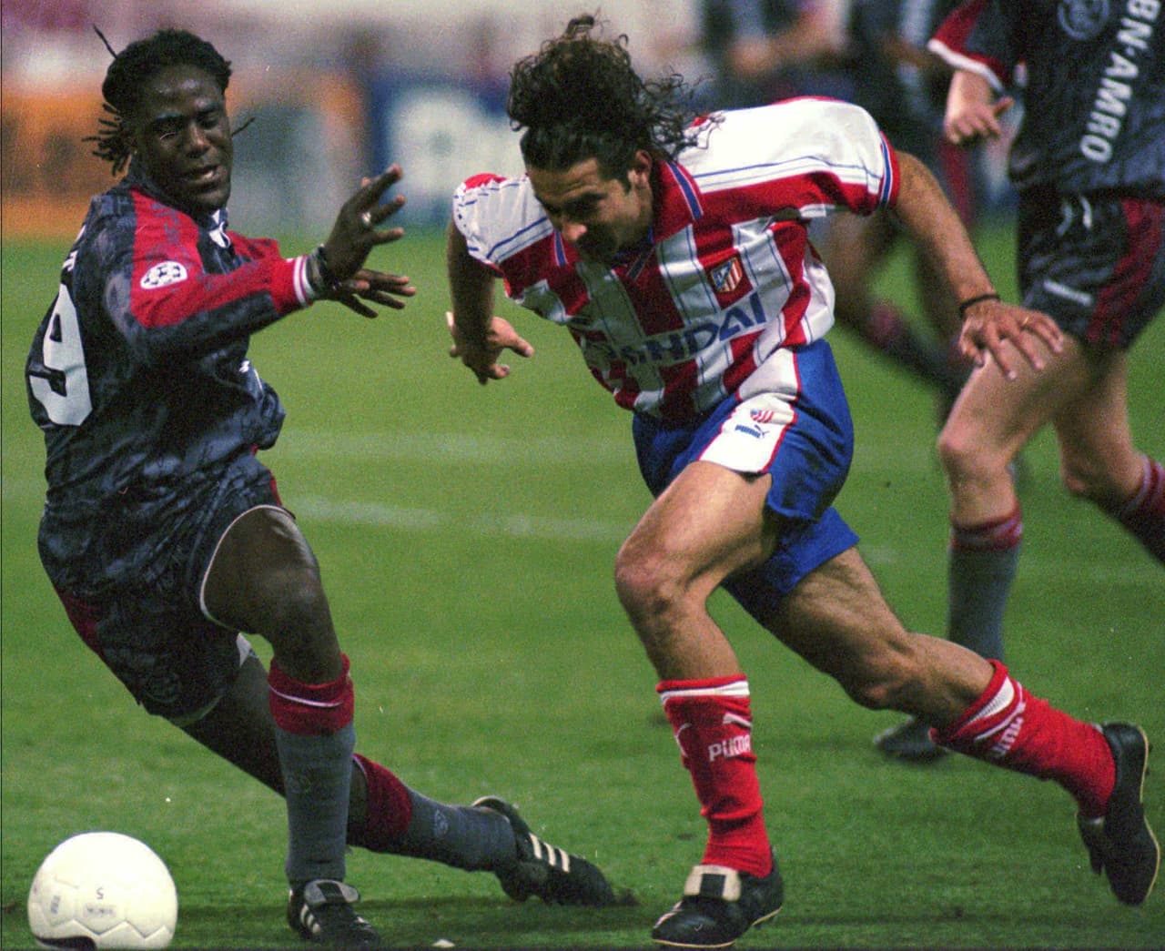 Al argentino no le fue nada bien en su regreso y en la siguiente temporada pasó al Atlético de Madrid. Allí marcó 21 goles, pero se fue por mala relación con el entrenador.