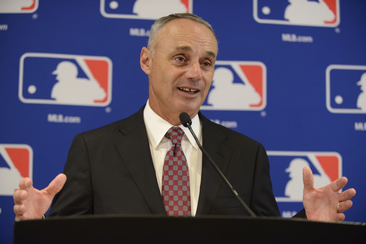 El comisionado de Grandes Ligas, Rob Manfred, habla en conferencia de prensa el 13 de agosto de 2015 en Chicago. (AP Photo/Paul Beaty, File)