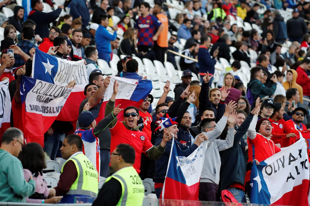 El Arena Corinthians vibró este sábado en la previa del juego entre Argentina y Chile por el tercer lugar de la Copa América. Las dos Finales pasadas en las que La Roja venció aún están en el recuerdo de la Albiceleste, pero más allá de eso se vivió con mucha alegría en las tribunas.