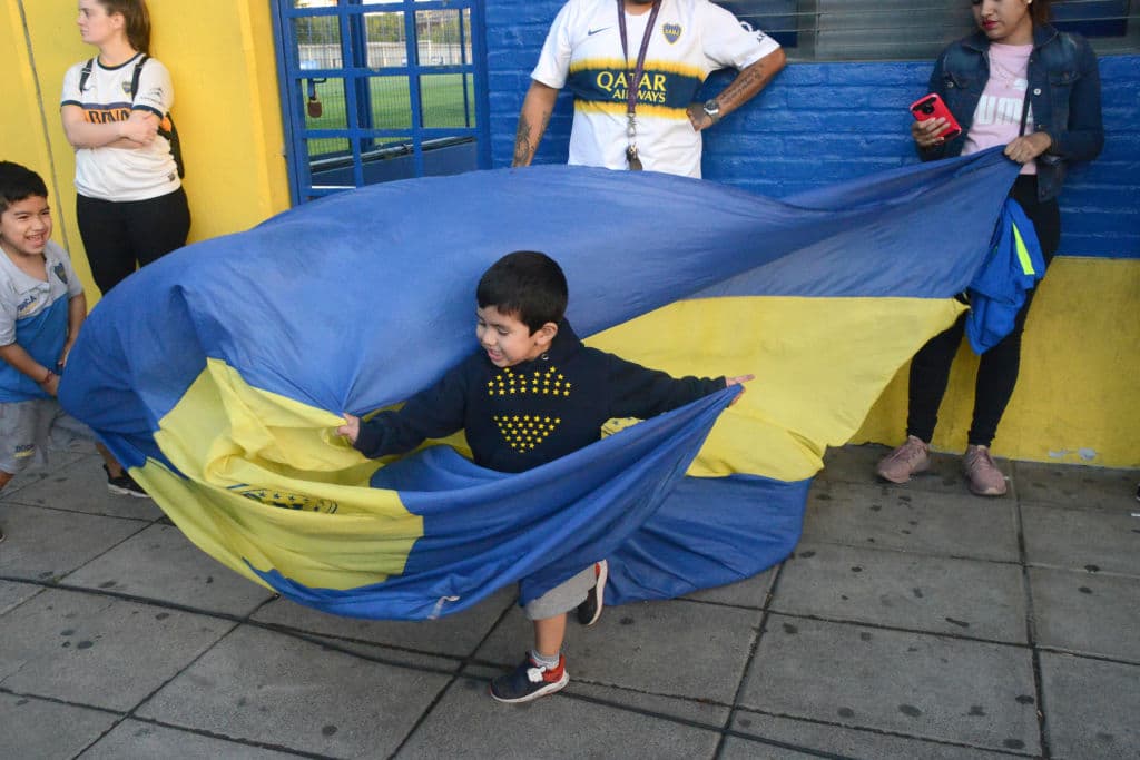 Y de las edades ni hablamos, fans que apenas daban sus primeros pasos hasta aquellos con la cabellera encanecida, la cuestión era despedir con euforia a Boca.
