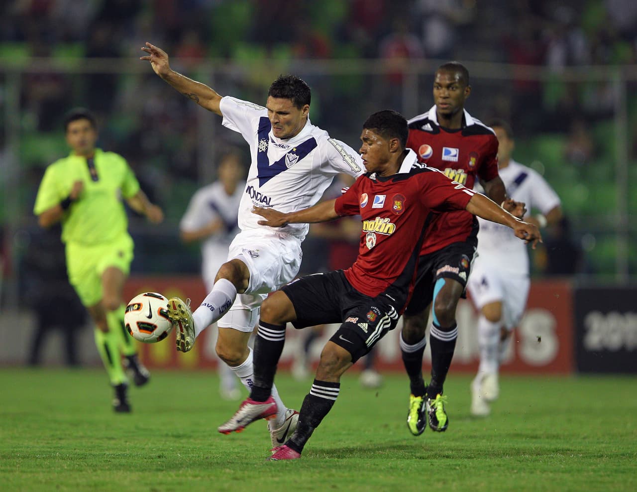 La carrera de Josef Martínez ha sido más que particular. Después de demostrar su talento en las menores del fútbol venezolano, incluso probandóse en Estudiantes de La Plata –no se quedó por falta de visa–, debutó con Caracas F.C. con 17 años en el 2010.