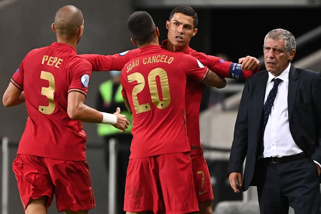 A los 44 minutos del encuentro, Cristiano Ronaldo decidió cobrar el tiro libre.