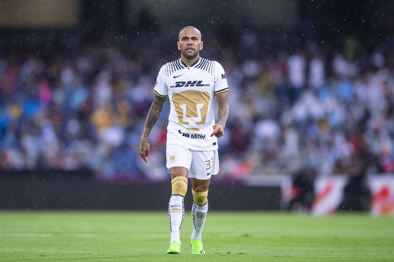 ¡Rabieta! Dani Alves se enojó con Salvio por no darle el balón