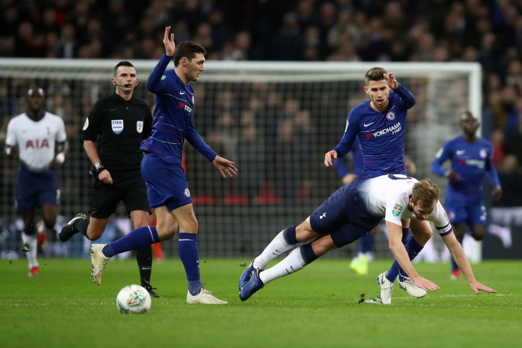 En la segunda mitad todo fue más 'descarado', pues el Tottenham asumió una postura defensiva mientras que al Chelsea no le quedaba más remedio que adelantar líneas para buscar el empate.