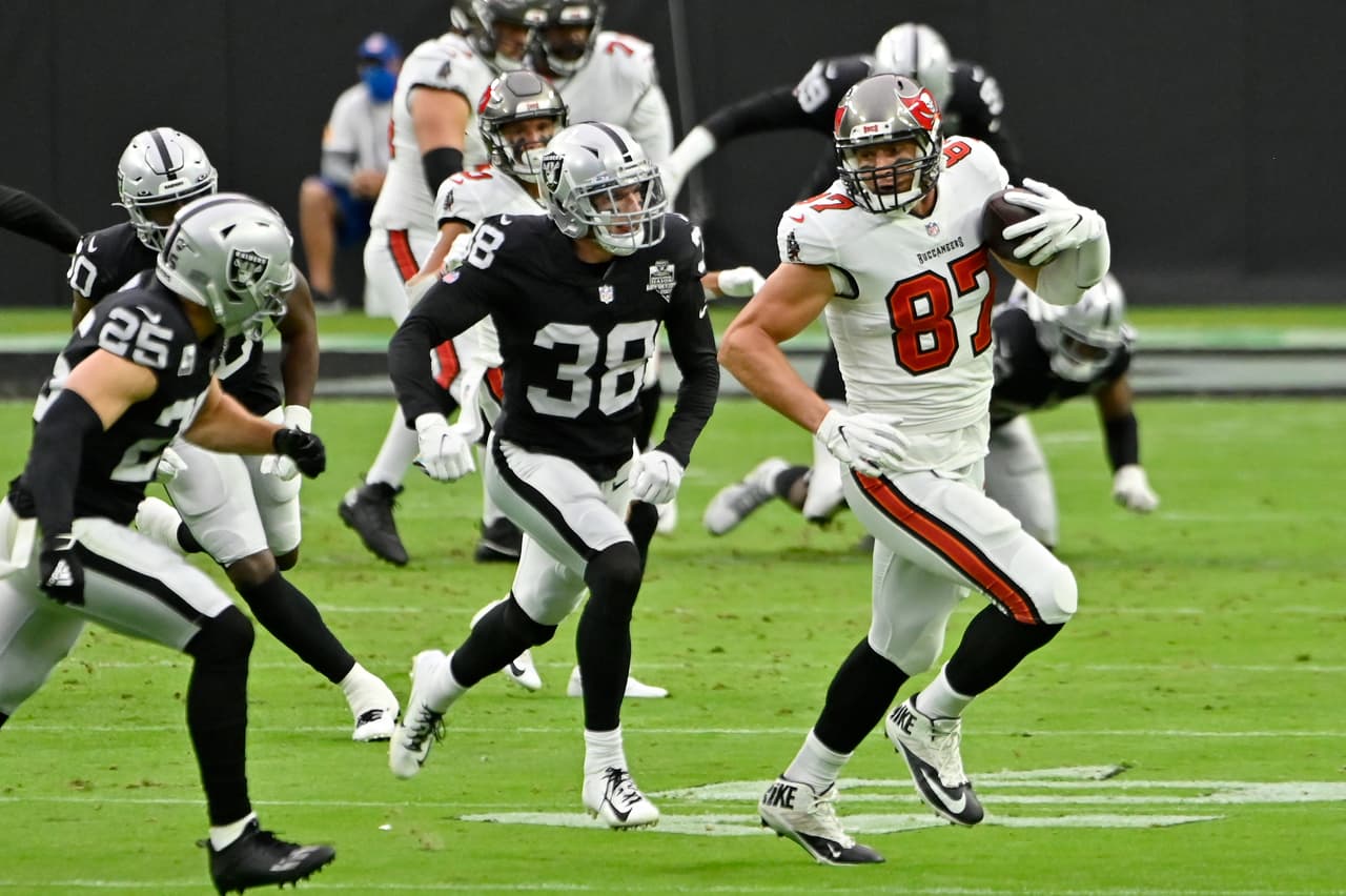 Tpm Brady tiene un partido impecable al lanzar cuatro pases de antocación y cero intercepciones en la victoria 45-20 sobre Las Vegas Raiders.