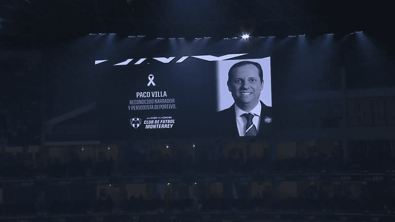 Aficionados en el 'Gigante de acero' rinden homenaje a Paco Villa