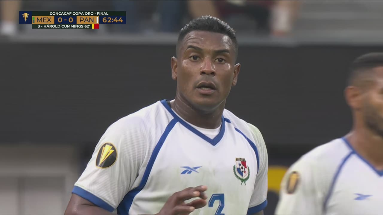 ¡Qué marca el árbitro! Roja para Cummings que revierte el VAR y se salva