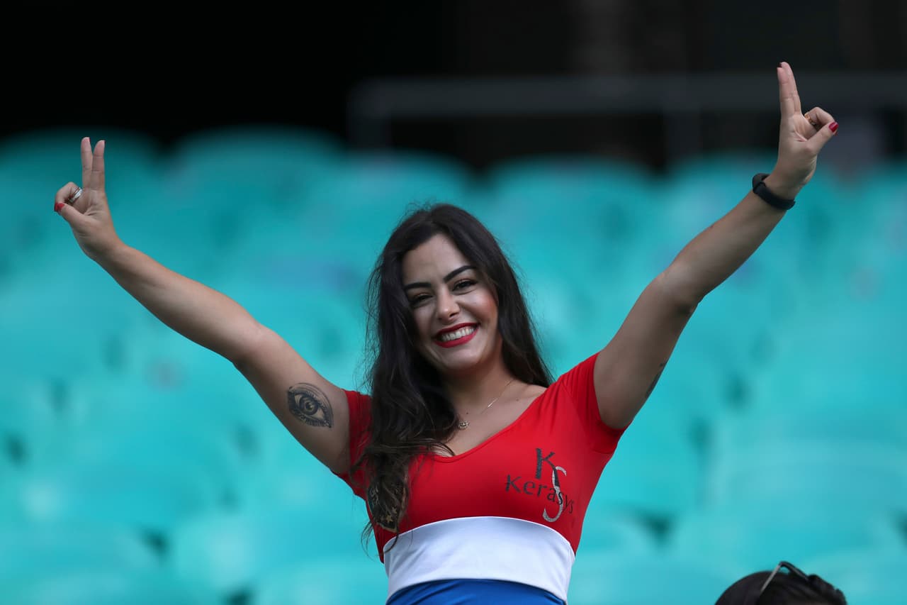 Colombia y Paraguay mostraron lo mejor de su arsenal de fanáticos, incluida la modelo guaraní Larissa Riquelme, en el choque de la tercera jornada del Grupo B de la Copa América en el Estadio Arena Fonte Nova de Salvador.
