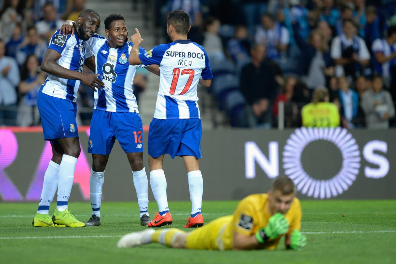 El mediocampista portugués Wilson Manafá (segundo de izquierda a derecha) hizo el 3-0 del Porto en el minuto 68'.
