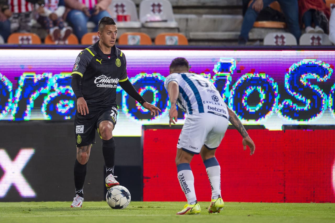 El Pachuca consiguió su segunda victoria del torneo tras vencer por 2-1 a las Chivas. Los Tuzos aprovecharon un grave error del 'Tiba' Sepúlveda y Raúl Gudiño para marcar el segundo tanto después de que Víctor Guzman hiciera el primero. Los rojiblancos reaccionaron con un gol de Ángel Zaldívar por la vía del penal, pero no fue suficiente.