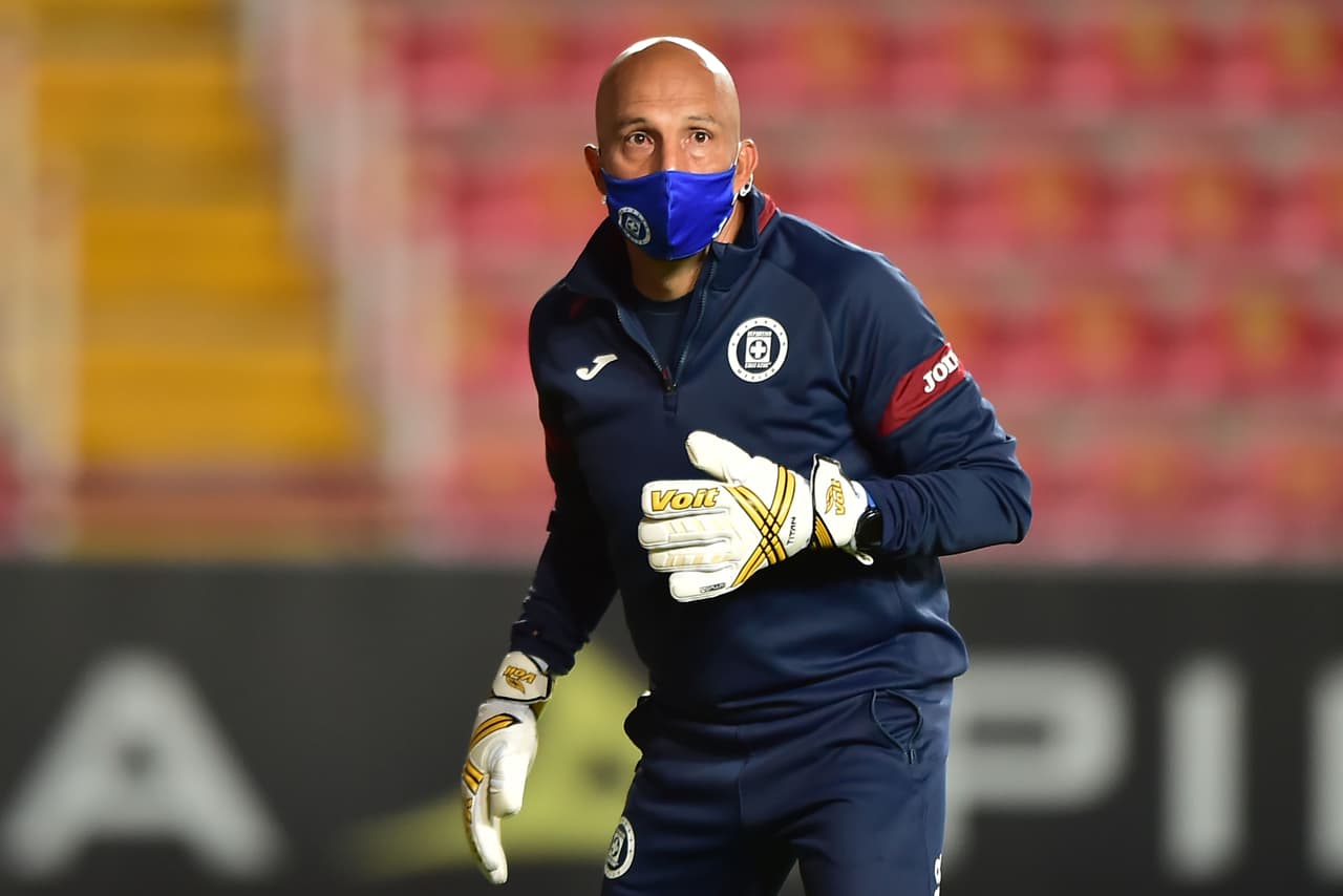 Equipo de la NFL le obsequia una playera al 'Conejo' Pérez