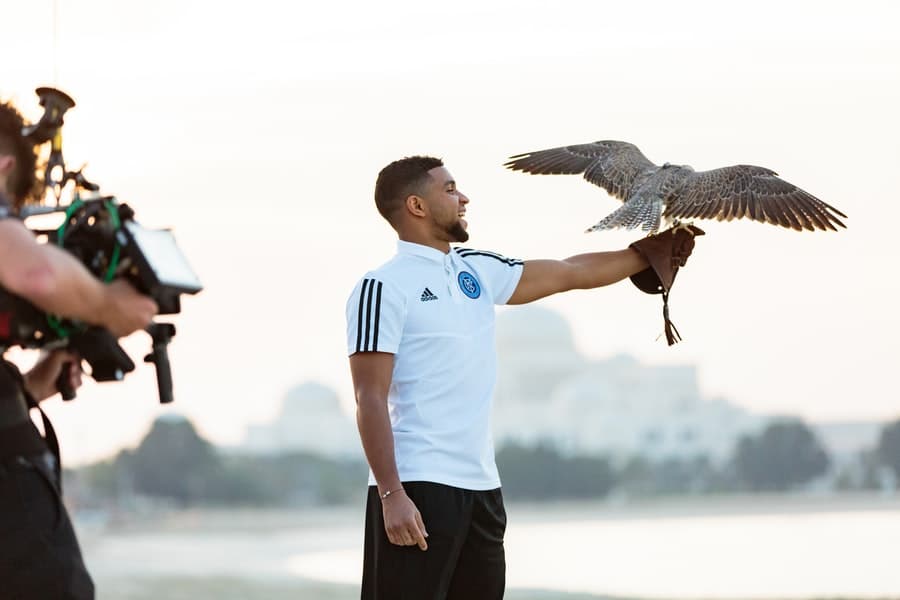 La cetrería -una actividad tradicional en los países del Golfo Pérsico- también estuvo en la agenda de los futbolistas del equipo de la MLS. (New York City FC)