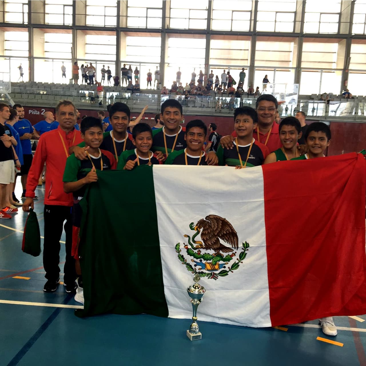 Los niños triquis campeones de la Copa Barcelona.