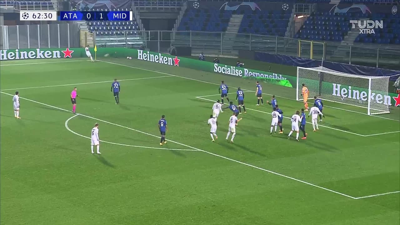 ¡CERCA! Sory Kaba disparó que se estrella en el poste.