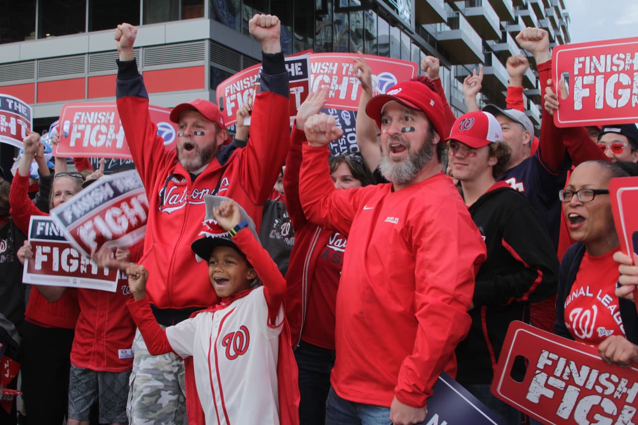 Comienza a caer la noche en Washington y los aficionados empiezan a llegar el estadio para ver el juego 3 de la Serie Mundial.
