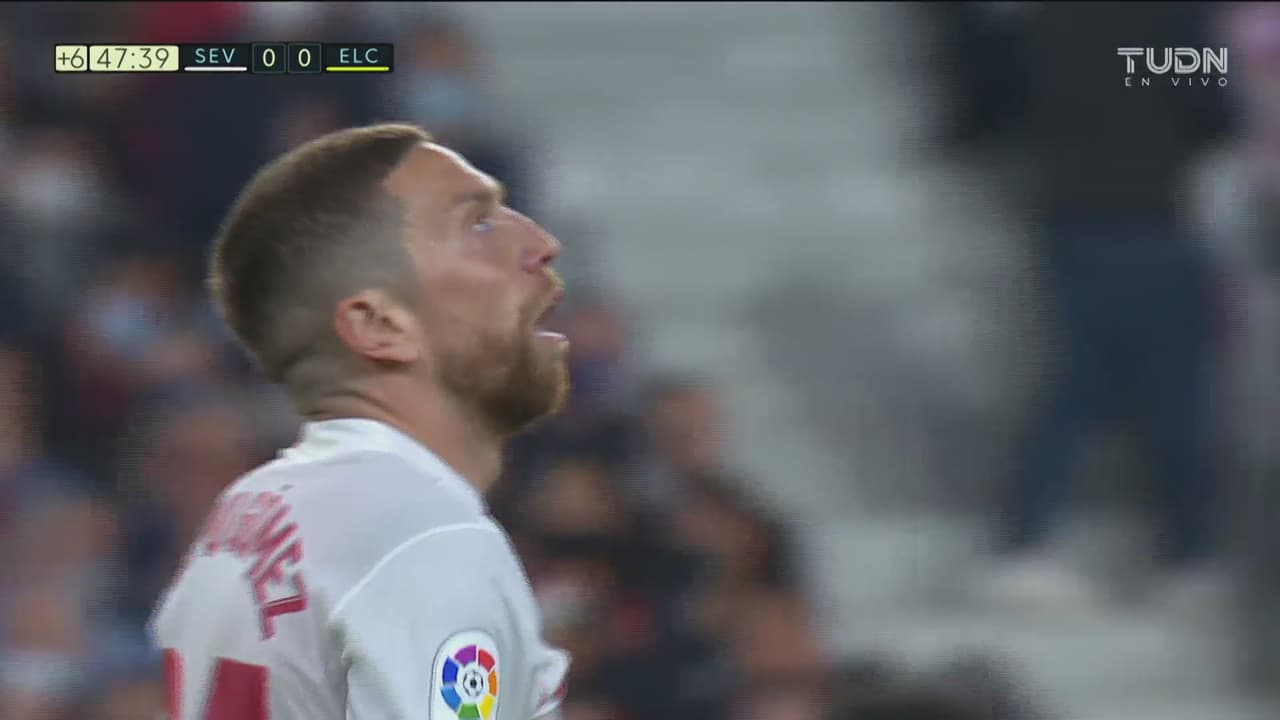 ¡Juegazo! Carrillo casi sorprende y ‘Papu’ responde con un riflazo