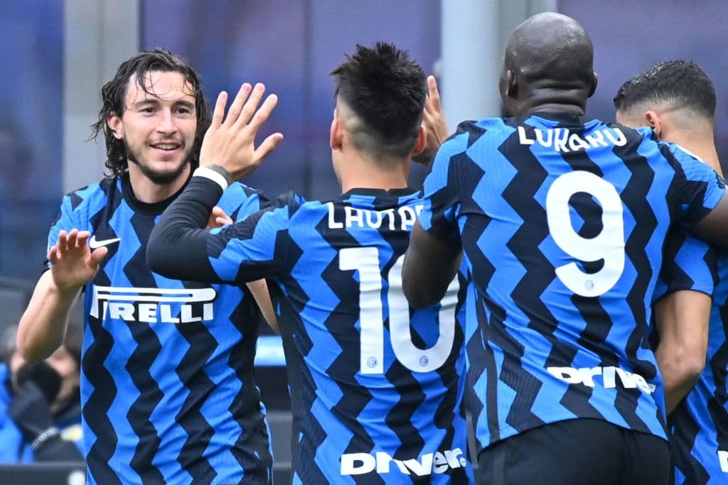 El Inter se lleva la victoria ante Cagliari por la mínima y ya suma 11 victorias al hilo y 14 partidos sin ver la derrota en la Serie A, colocándolo como superlíder y acercándose cada vez más al Scudetto. El gol fue por parte de Matteo Darmian al minuto 77 del encuentro.
