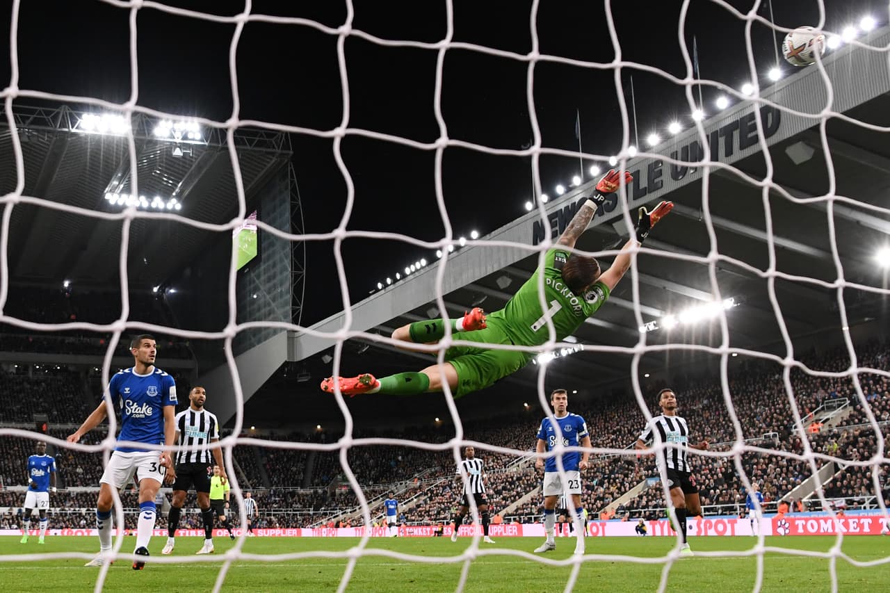 Grandes emociones en el cierre de la Jornada 12 de la Premier League con triunfos de Manchester United, Liverpool, Southampton y Newcastle, además empate del Chelsea ante Brentford.