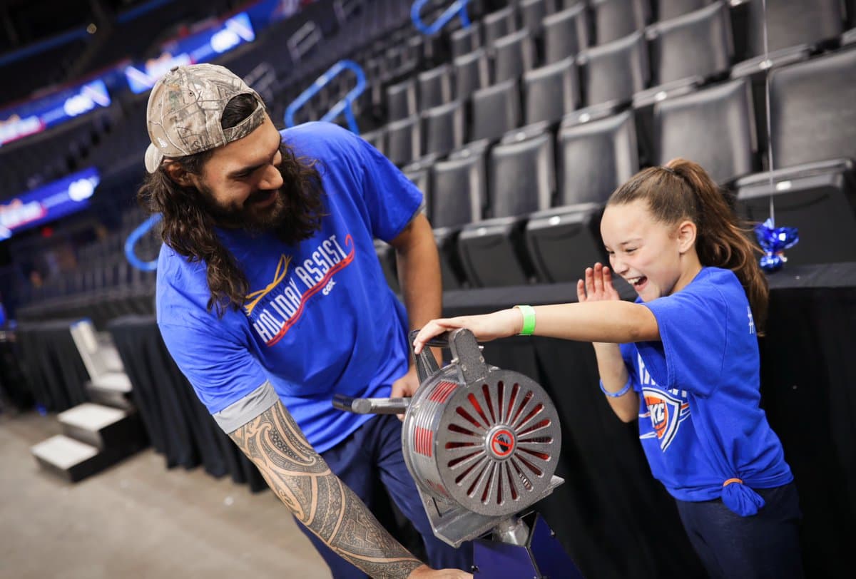 El Thunder recibió a 80 niños del Norman Boys and Girls Club para una cena servida por los jugadores, seguidos de juegos en la cancha.
