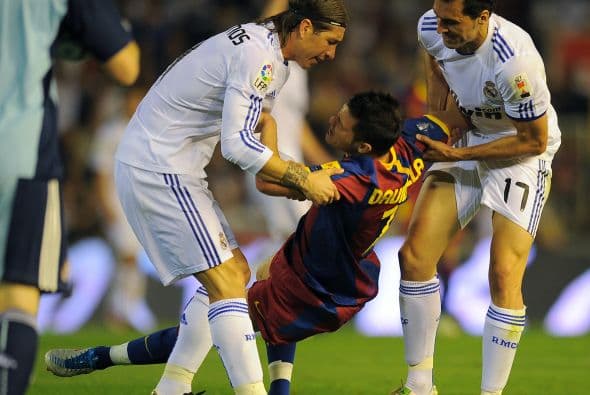 David Villa se cayó tras un choque con los rivales, pero los madridistas lo pararon cual muñeco de trapo.