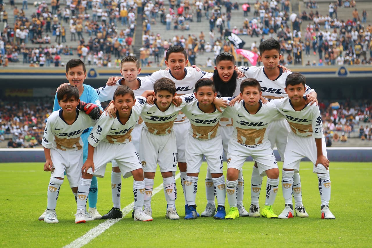 Los niños fueron protagonistas al representar a Pumas y a Toluca como parte del previo del juego, con una niña árbitro, como parte de la fiesta del duelo de la Jornada 16 de la Liga MX.