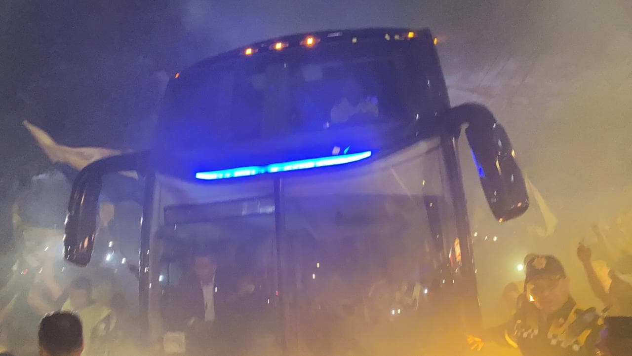 ¡Gran recibimiento al América! La afición le muestra el apoyo a su equipo con cantos, banderas y bengalas a su llegada al Estadio Azteca.