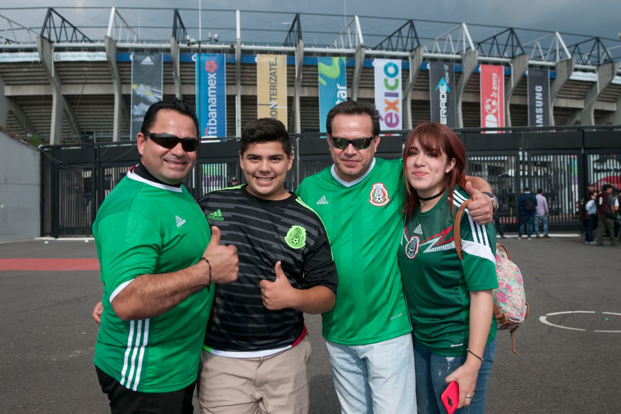 Aficionados de México y Honduras se dieron cita en el Estadio Azteca para apoyar a su selección. Gorros, penachos, sombreros y maquillaje fue sólo una parte del folclor.