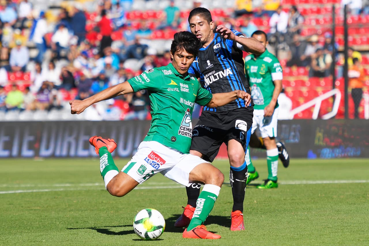 Y tan solo tres minutos después del segundo golpe, el León asestó el tercero por cortesía de José Macías, con un golazo, pateando apenas recibiendo desde afuera del área tras un trazo largo.