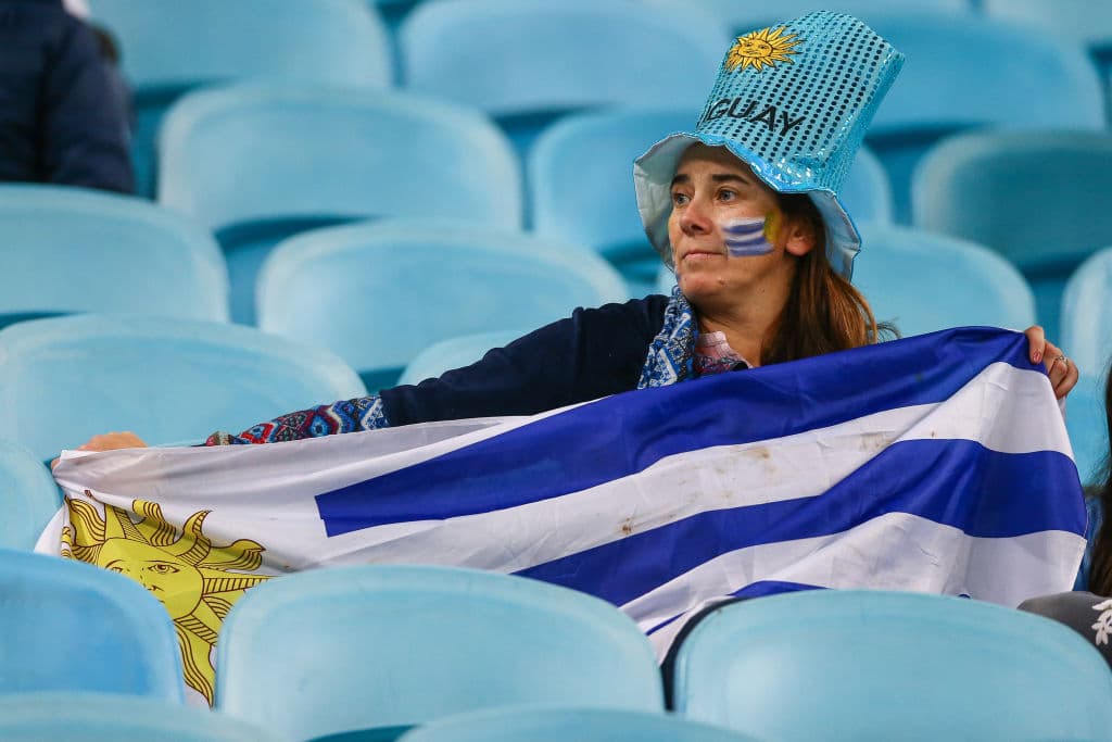 Un increíble colorido y ambiente fueron capaz de genera las aficiones de Uruguay y Japón previo a su encuentro por el Grupo C de la Copa América Brasil 2019. Los seguidores celestes le pusieron ese toque especial, y los nipones no se diga, con sus peculiaridades ambas hinchadas generaron buenas sensaciones en la previa.