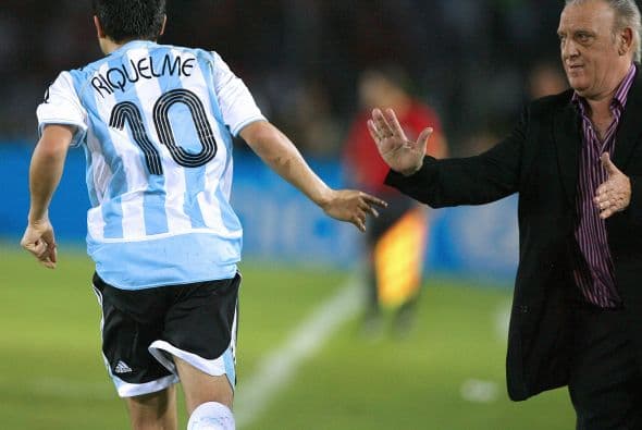 Con la selección mayor la historia sería diferente, Román nunca encontraría su mejor nivel y su lugar en el campo con la albiceleste, oportunidades tuvo de sobra con Pékerman, Basile y Maradona.