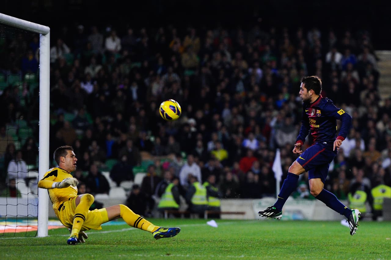 Su buen nivel no pasó desapercibido y en verano llegó libre al West Ham y en 2013 debutó en Premier League.