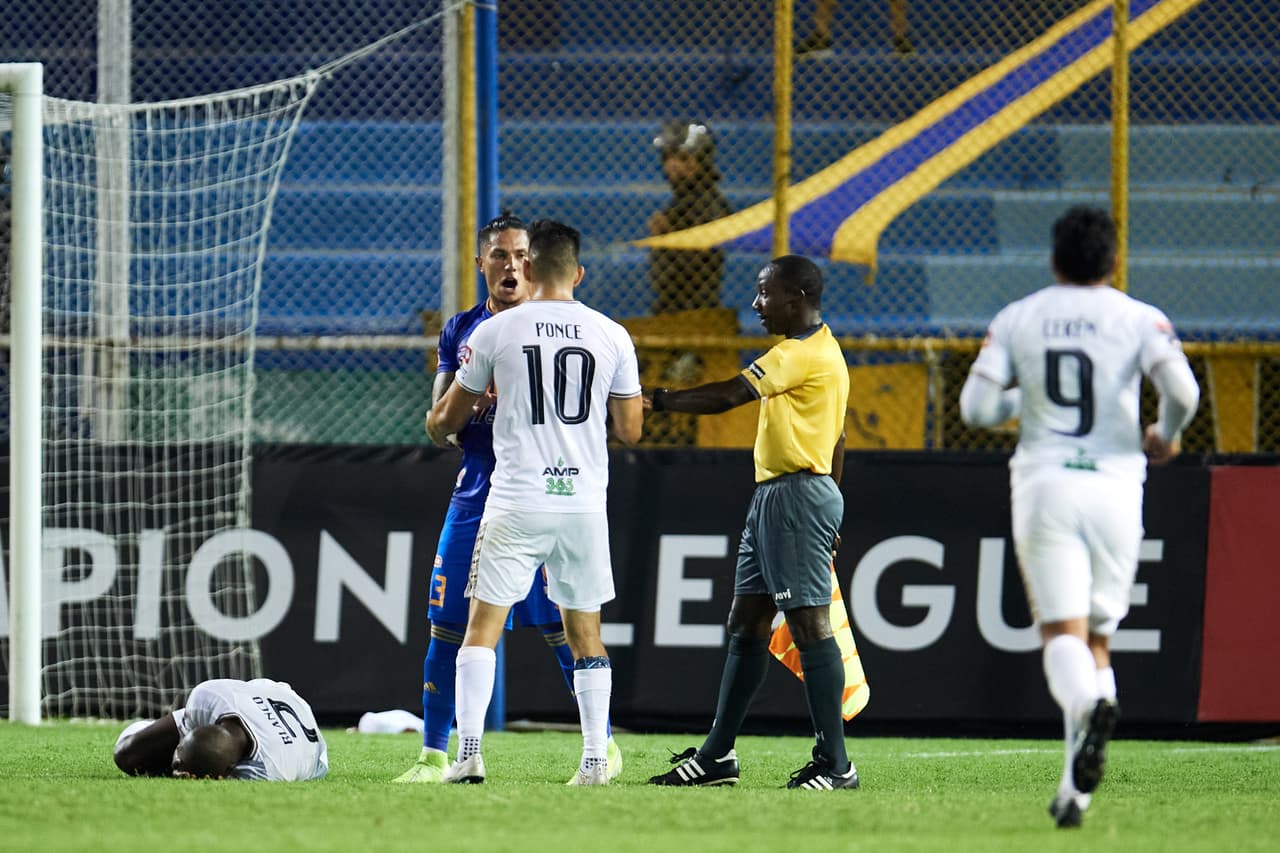 Apenas arrancando la segunda mitad, nuevamente Salcedo hizo una dura entrada sobre Cerén.