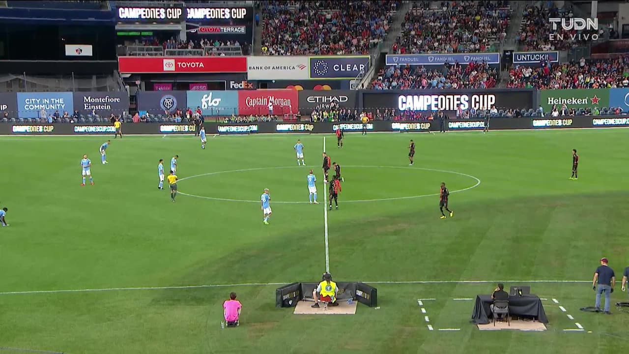 Arranca el partido y la pelota está en juego.