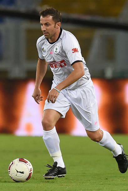 Jugadores como el argentino Hernán Crespo, el italiano Alessandro del Piero y se prevé que el francés Thierry Henry también lo haga, son algunos elementos que han encontrado en el país asiático una buena manera de decir adiós al futbol y tratar de llevar la popularidad del balompié a una nación que se encuentra muy lejos del primer mundo.